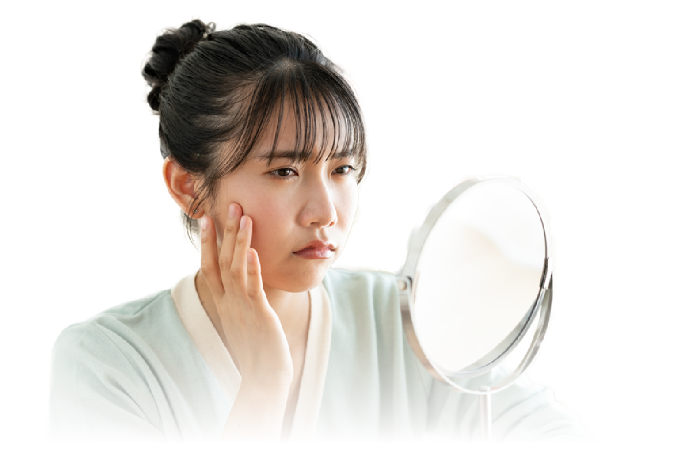 女性が鏡を見ながら悩んでいる様子