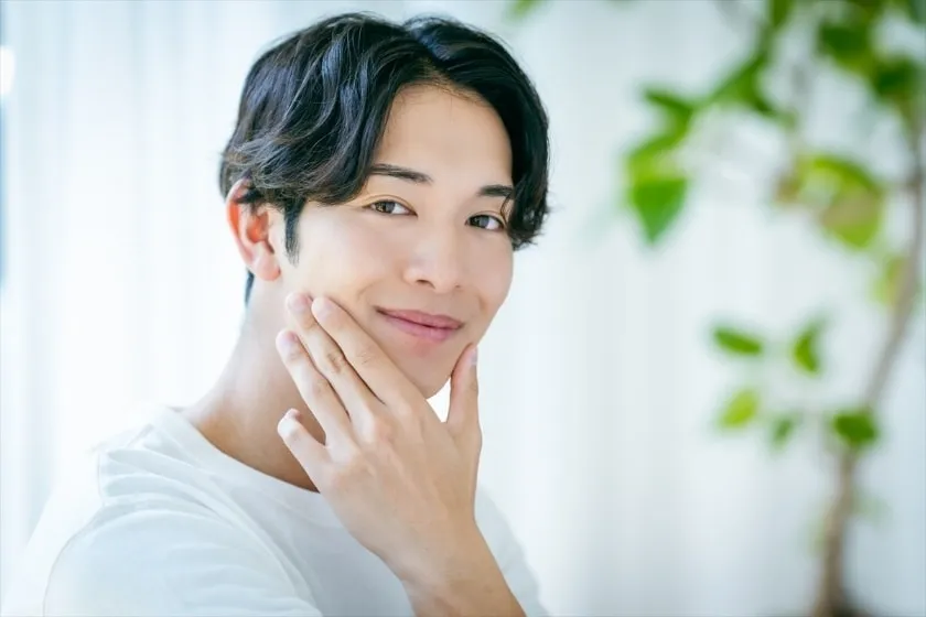 男性が綺麗になった肌に喜んでいる様子