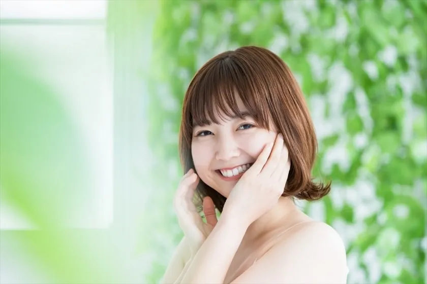 女性が綺麗になった肌に喜んでいる様子