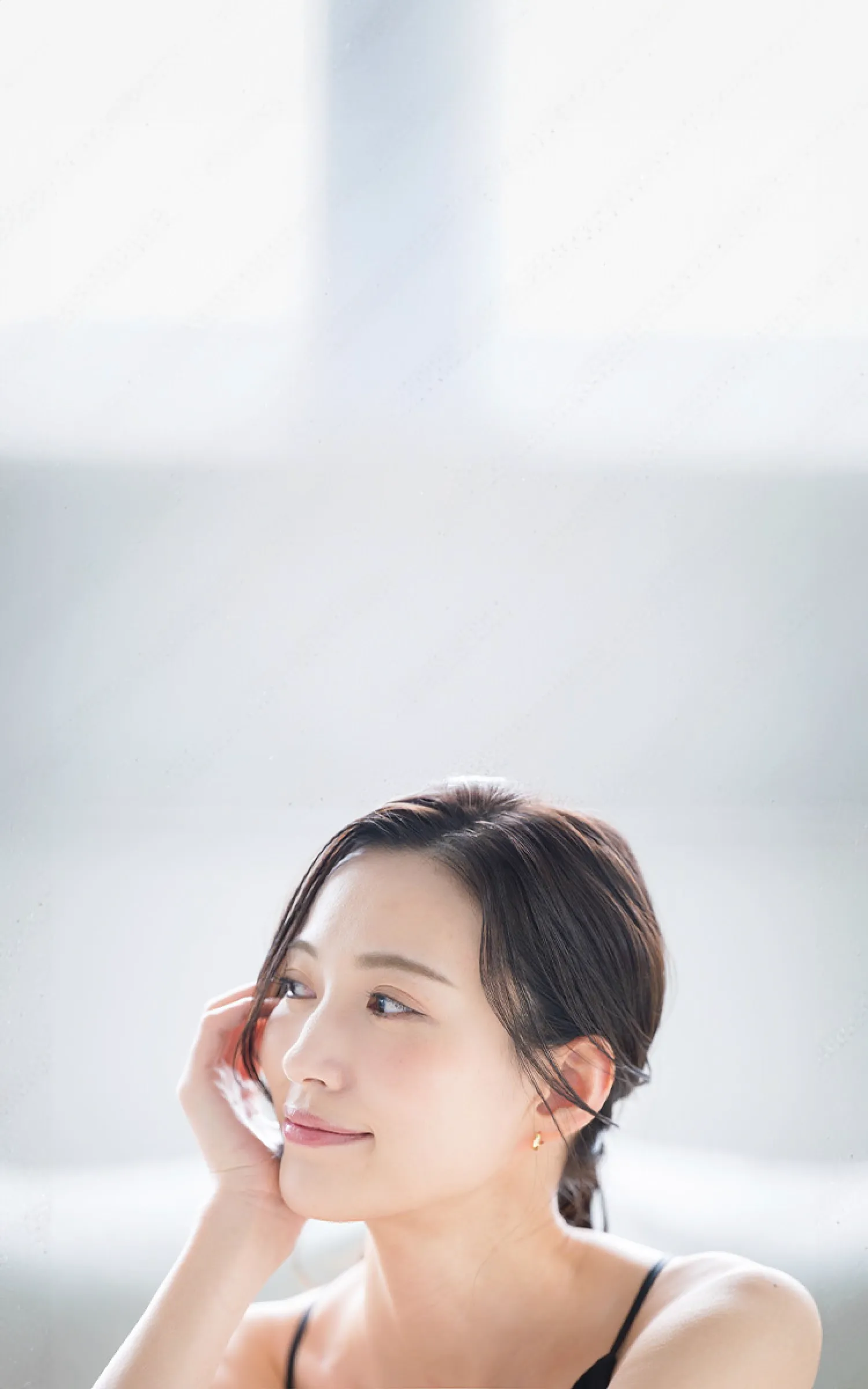 女性が嬉しそうに横を向いている様子