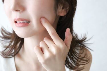頬のたるみの原因別改善方法を紹介！